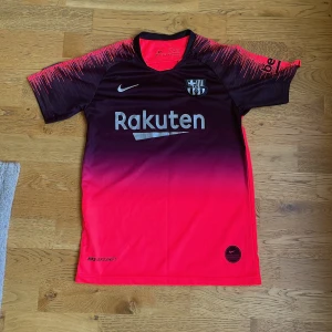 Fotbolls t-shirt - Hej! Säljer mina fotbolls t-shirt i storlek S pga av att dom börjar bli för små för mig. Säljer alla för 250 men vi kan diskutera pris vid snabb affär.