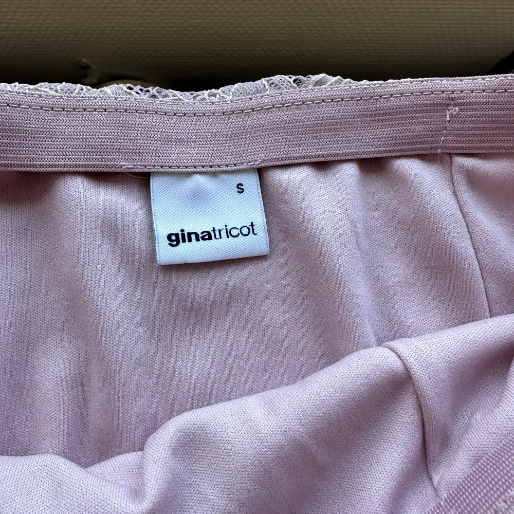 Söt gammelrosa kjol från Gina i strl s. Använder tyvärr inte och säljer därför den! Gåva medföljer vid köp. Kjolar.