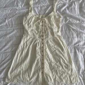 somrig klänning urban outfiters  - somrig klänning från urban outfiters i storlek small, materialet är lätt och luftigt men inte genomskinligt, använd en gång