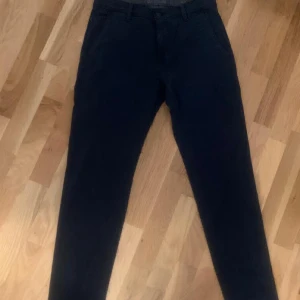 Levi's byxor - Säljer ett par Levis byxor. Jag fick dom i present så har inget kvitto. 