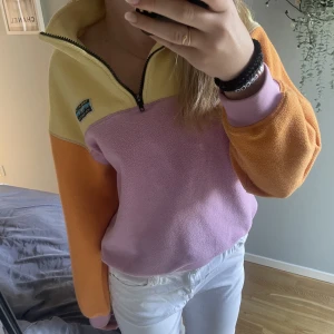 Jättesöt fliströja! - Färgglad pastel fliströja! Älskar den men den har ej kommit till användning❣️bra skick!!