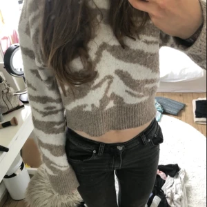 Stickad tröja från Shein - Stickad tröja med beigt zebramönster från SHEIN i storlek S, men skulle säga att det är en XS 💕
