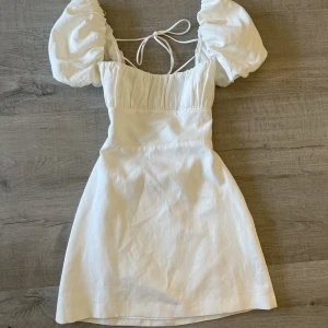 Vit klänning stl S  - Säljer denna fina klänning från zara. Snörning i ryggen. Dragkedja i sidan. Stl S. Aldrig använd, lappar kvar. 🌸🤍