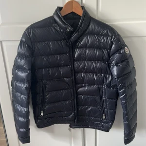 Moncler jacka - Säljer en moncler jacka i typ nyskick, säljer åt brorsan så det är killmodell men passar även på tjejer