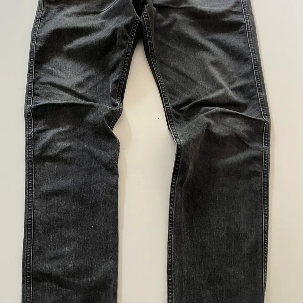 Slimfit Anbass Replay jeans, svart.   Skick använda, därav pris.   Uppvikta och med en reva precis där de är vikta. Kan ju lägga upp om man önskar.   Från gren, insid ben längd, 70cm.  Nypris 1400kr. Jeans & Byxor.