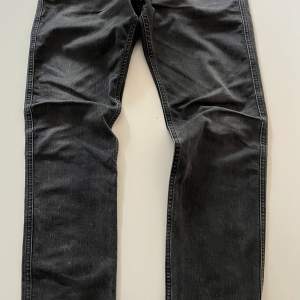 Slimfit Anbass Replay jeans, svart.   Skick använda, därav pris.   Uppvikta och med en reva precis där de är vikta. Kan ju lägga upp om man önskar.   Från gren, insid ben längd, 70cm.  Nypris 1400kr