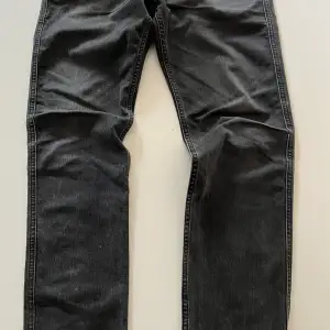 Slimfit Anbass Replay jeans, svart.   Skick använda, därav pris.   Uppvikta och med en reva precis där de är vikta. Kan ju lägga upp om man önskar.   Från gren, insid ben längd, 70cm.  Nypris 1400kr