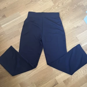 Blå byxor - Använda men har inga skador. 