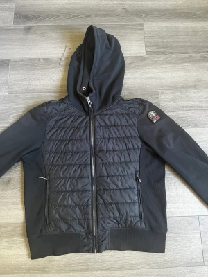 Parajumper  - Parajumper Fint skick Äkta Hör av er vid frågor pris diskuteras  Storlek L men passar mig och är 180 men smal som En pinne