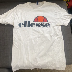Ellesse t shirt  - Nästan helt oanvänd vit t shirt  Jag står för tvättning och strykning innan leverans. Tunn men inte genomskinlig  Kan gå ner i pris vid snabb affär 