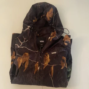 Vans regnjack/vindjacka - Helt oanvänd Vans regnjacka/vindjacka. Pris kan diskuteras vid snabb affär. Storlek S passar även M