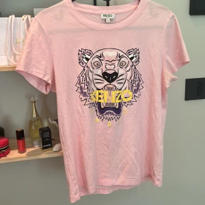 Kenzo tshirt - Säljer denna jätte fina rosa t-shirten från kenzo, knappast använd och säljer till ett jätte bra pris😁☀️
