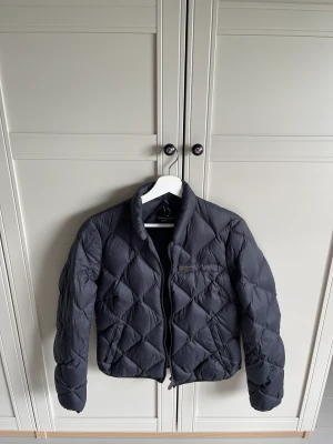 Peak Performance jacka  - Peak performance jacka. Knappt använd och i fint skick. Strl M, marinblå/svart