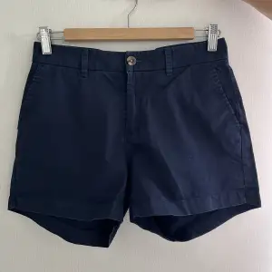 Marinblåa shorts i storlek 36 från Lindex. 