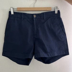 Shorts - Marinblåa shorts i storlek 36 från Lindex. 