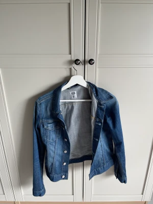 Jeansjacka från Crocker - Jeansjacka från crocker. Strl S. Knappt använd 