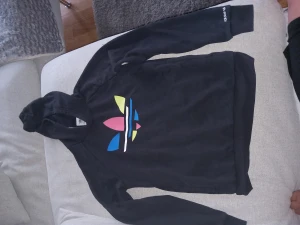 Adidas hoodie - Adidaströja i fint skick. 158 12-13 år