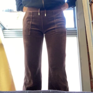 Juicy couture  - Jag är 162 och dem passar perfekt, har använt ett par gånger men har inga skador som helt nya. Finns fler bilder om någon är intresserad🥰