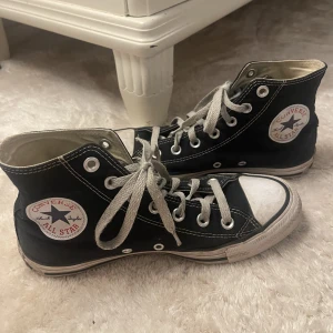 Converse - Säljer dessa svarta converse i storlek 38