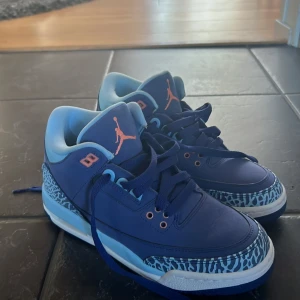 Jordan 3  - Säljer dessa jordan 3 retro, har ingen aning om de är äkta eller ej, därav billigt pris. Köpare står för frakt (obs låda kommer ej med) 