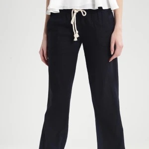 Byxor  - Intressekoll på min as sköna mörkblåa linnebyxor från Roxy❤️ Nypris 599kr