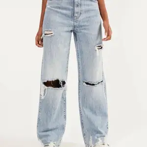 Bershka 90s wide leg jeans Ripped, aldrig använda. Formar kroppen jätte fint!