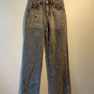 Gråa jeans  - Gråa jeans med detaljer lite överallt, raka i benen dom går till hälarna på mig som är 170+. Säljer pga inte min stil. St xs men sitter som s