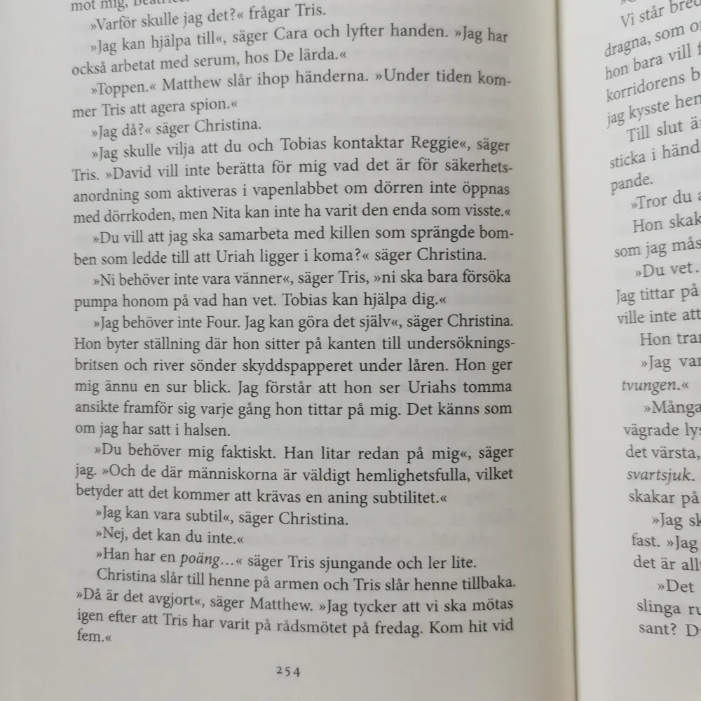 Sista boken av Divergent serien i trilogin 💓 Populär bok som ser ny ut och är på svenska. . Övrigt.