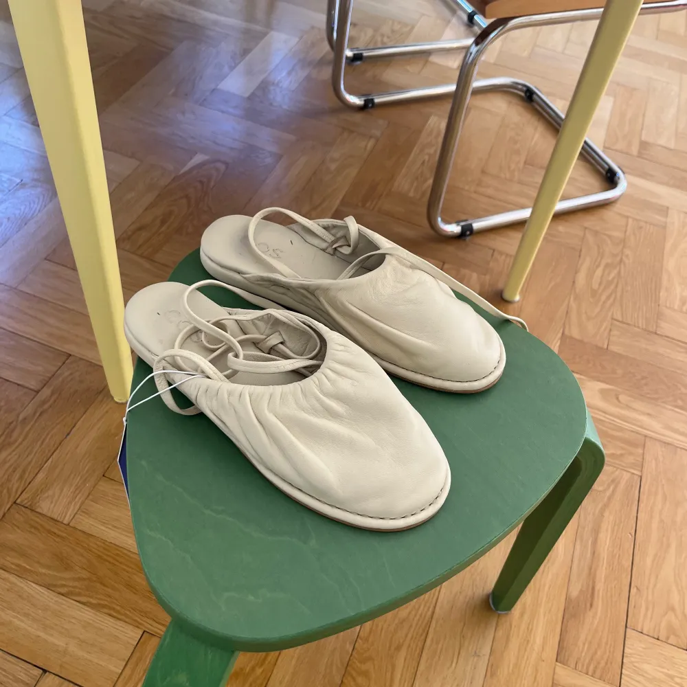 Fina sandaler från märket COS storlek 39 . Kengät.