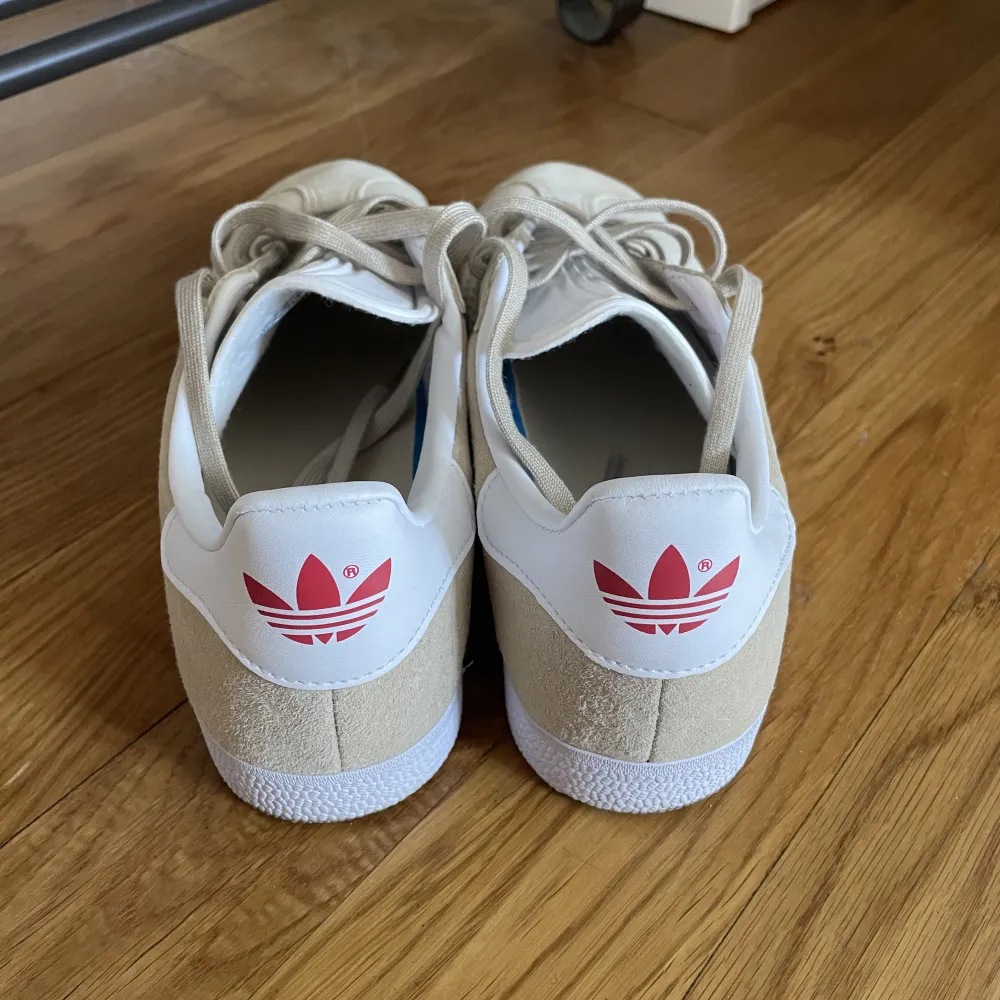 Säljer beige mocka sneakers från Adidas, modellen gazelle strl. 37 1/3. Använda en gång och inköpta under våren. . Skor.