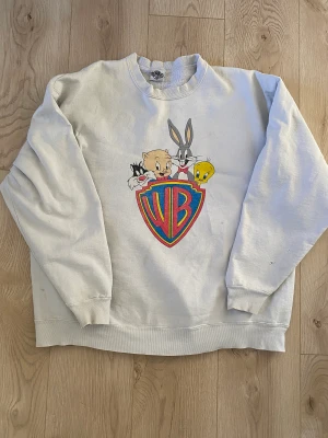 VINTAGE LOONEY TUNES TRÖJA - Vit tröja med looney tunes från 1991. Fint tryck men väl använd. Finns litet hål  i armen, märks ej samt lite fläckar som kommit med åren. Jag ÄLSKAR denna tröja men det är dags för den att vandra vidare❤️