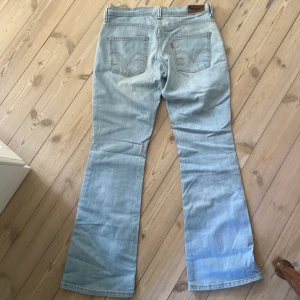 Levis jeans - Oerhört snygga lågmidjade Levisjeans i utsvängd modell och ljus tvätt. Så smickrande passform! Superbra skick. Storlek W31L32, typ som en M/L (skriv för mått&bilder)💗Kolla in min profil för massor av andra snygga jeans❤️