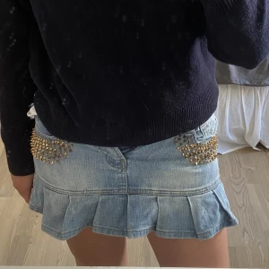 Jeanskjol med volang💙 - Assnygg lågmidjad jeanskjol med nitar!! Så fin sommarkjol💙🌊