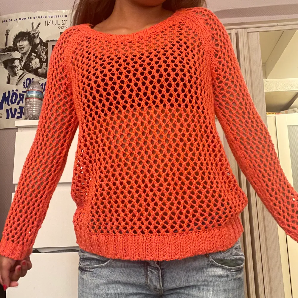 En hålig orange tröja. Köpare står för frakten annars möts jag upp i Sthlm 🩷. Stickat.