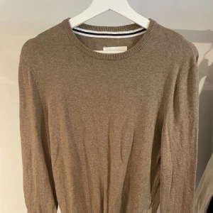 Collegetröja  - Collegetröja, funkar bra över en skjorta. Fint skick, sitter slim. 