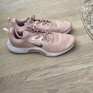 Nike träningskor - 9,5 i skick. Mycket bekväma med mjuk sula.