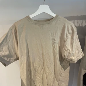 T shirt - Beige t-shirt. Bra skick