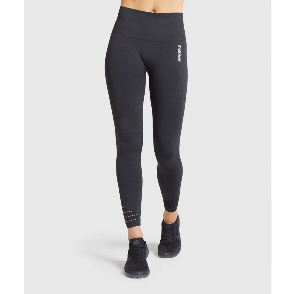 Svarta gymshark origin seamless leggings. Använda men i gott skick.. Jeans & Byxor.