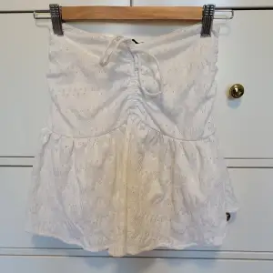 Såå söt kjol i spets från Bershka, jättefin nu till sommaren! Endast använd en gång (tredje bilden) 🤍  Köparen står för frakt, kan mötas upp i Göteborg!