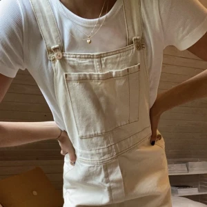 Hängselbyxor  - Ett par coola hängselbyxor från Monki! I storlek xs:) Frakt tillkommer🌼