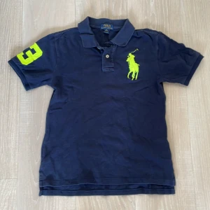 Piké - Polo Ralph Lauren piké👕 Storlek M i barn storlek sitter som en vanlig XS👌🏼 Skick 9/10🤝