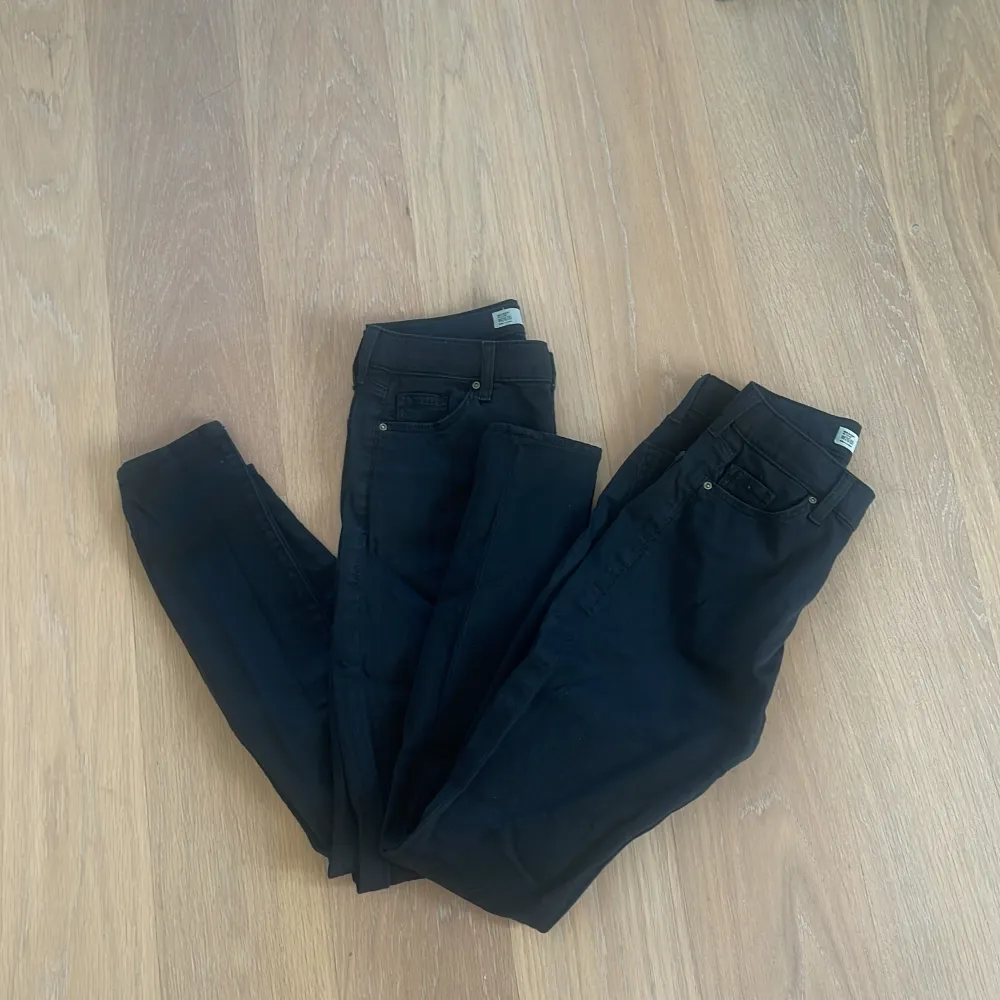 Svarta byxor från Topshop i modellen Leigh. Strl 26/32 Säljer båda för 150kr. Bra skick. . Jeans & Byxor.