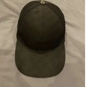 Hej säljer ”Gucci GG Nylon Baseball Cap Black”  som är i nyskick med dustbag. Kepsen är köpt från sc.hypee från väla. Kepsen är i storlek M  Pris: tas privat   Priset kan diskuteras vid snabbaffär, dock inga skämt bud.   Kepsen finns att hämta i Helsingbo