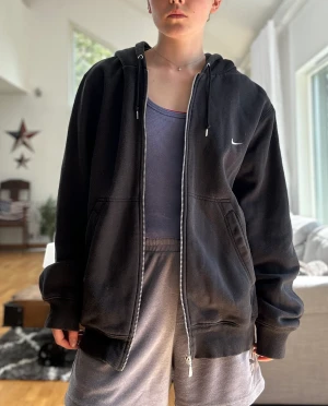 Nike Hoodie - Mycket bra skick, svart Hoodie med dragkedja från Nike. Herr Storlek L. 
