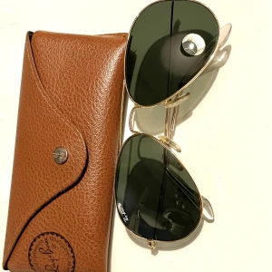 Ray-Ban Aviator small - Den klassiska pilotmodellen i liten storlek. Lite sneda men lätt att få hjälp att passa in dem. 