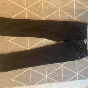 ett par så snygga svarta jeans från lager 157. de är i den populära lowwaist modellen! helt oanvända. storlek medium. nypris: 400