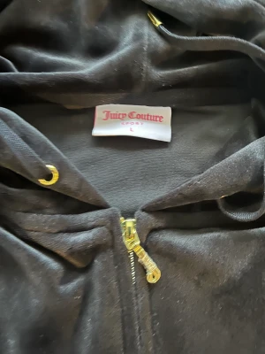 Juicy Couture  - Svart Juicy Couture hoodie. Helt ny men utan prislapp. Storlek Large. 