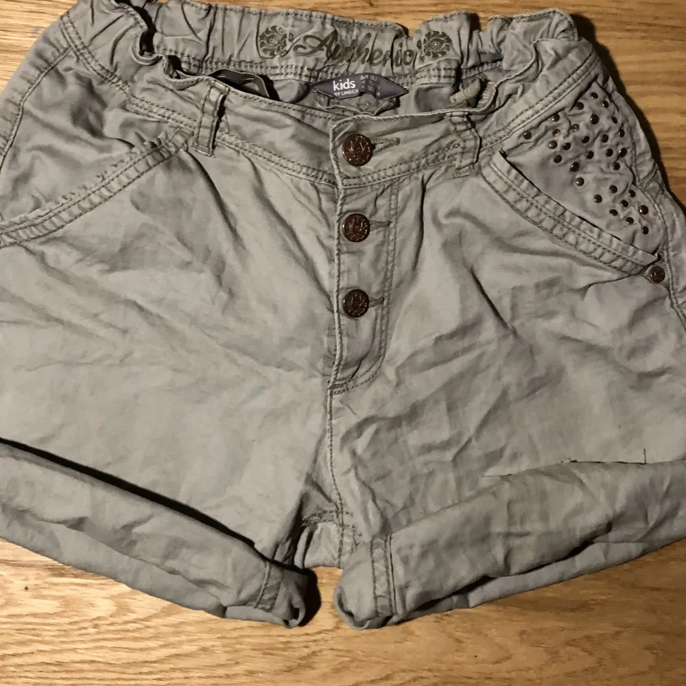 Fina secondhand shorts som är helt perfekta nu för sommaren🫶. Shorts.