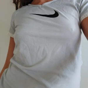 Nike topp - Super fin nike tröja. Väldigt bra skick, köpt på humnana men säljer då den inte kommer till användning