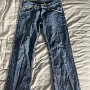 Vintage blue Lee jeans. Ganska bra skick. Säljs för de ej används🤩